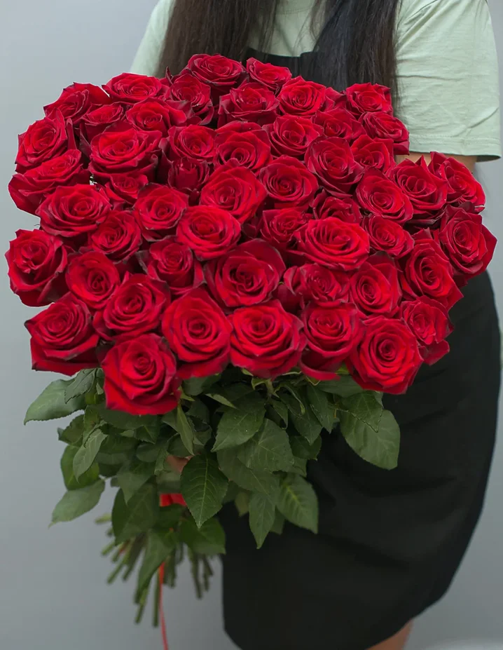 Букет из 51 красной розы (80-90 см) от интернет-магазина ЦветТорг