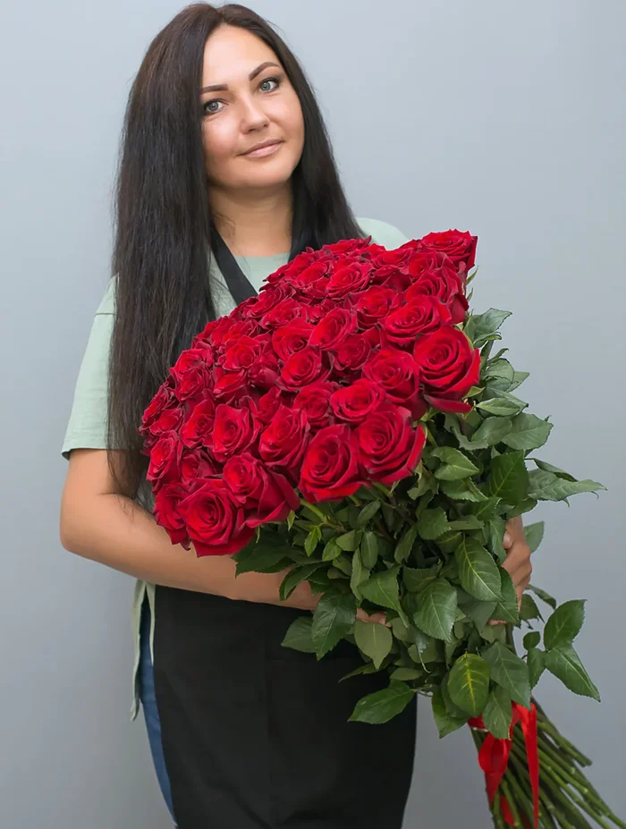 Букет из 51 красной розы (80-90 см) от интернет-магазина ЦветТорг