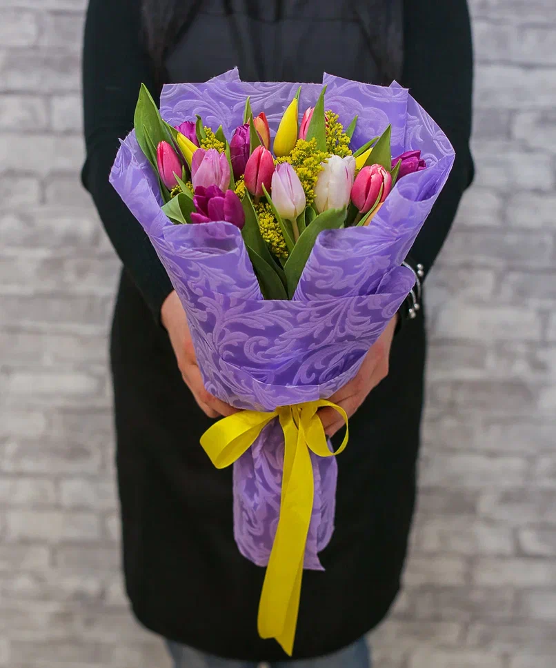 картинка 15 тюльпанов с солидаго от магазина ЦВЕТТОРГ