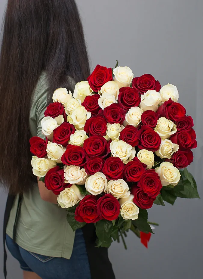 Букет из 51 розы микс (80-90 см) от интернет-магазина ЦветТорг