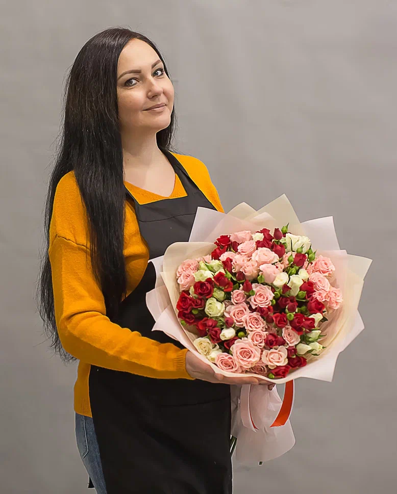 Букет из 15 кустовых роз (ПРЕМИУМ) от интернет-магазина ЦветТорг
