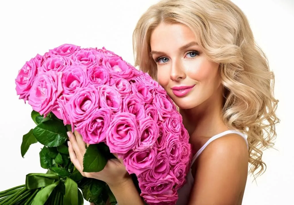 Всем известно, что роза самый популярный цветок на сегодняшний день, почему цветочные магазины и салоны предпочитают продавать именно розы? 