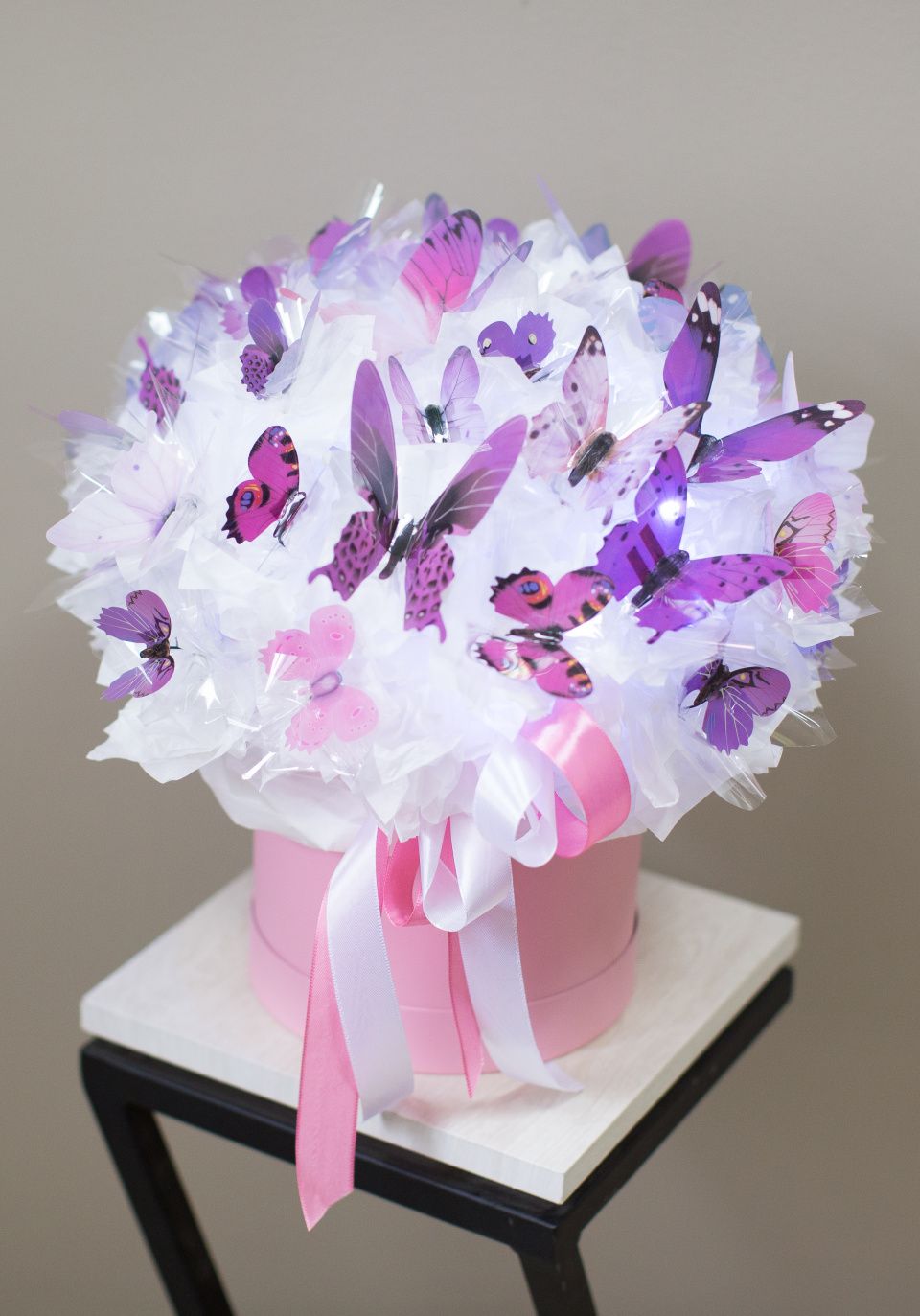 Коробка с декоративными бабочками от интернет-магазина ЦветТорг