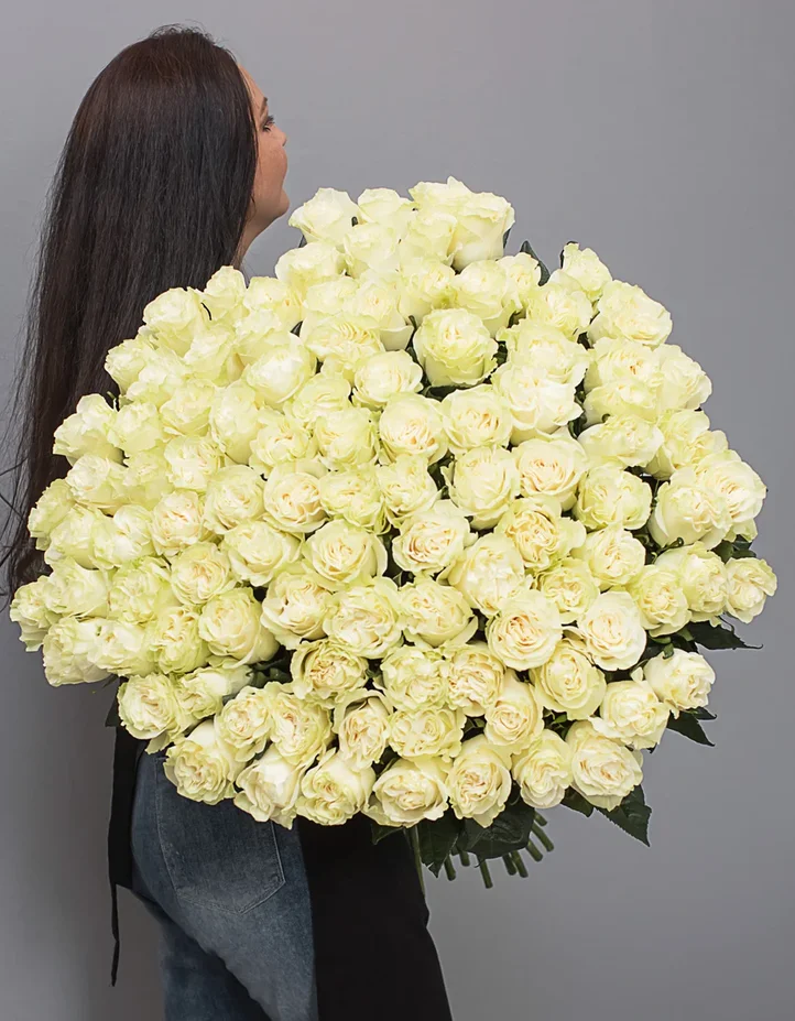 картинка Букет из 101 белой розы (80-90 см) от магазина ЦВЕТТОРГ