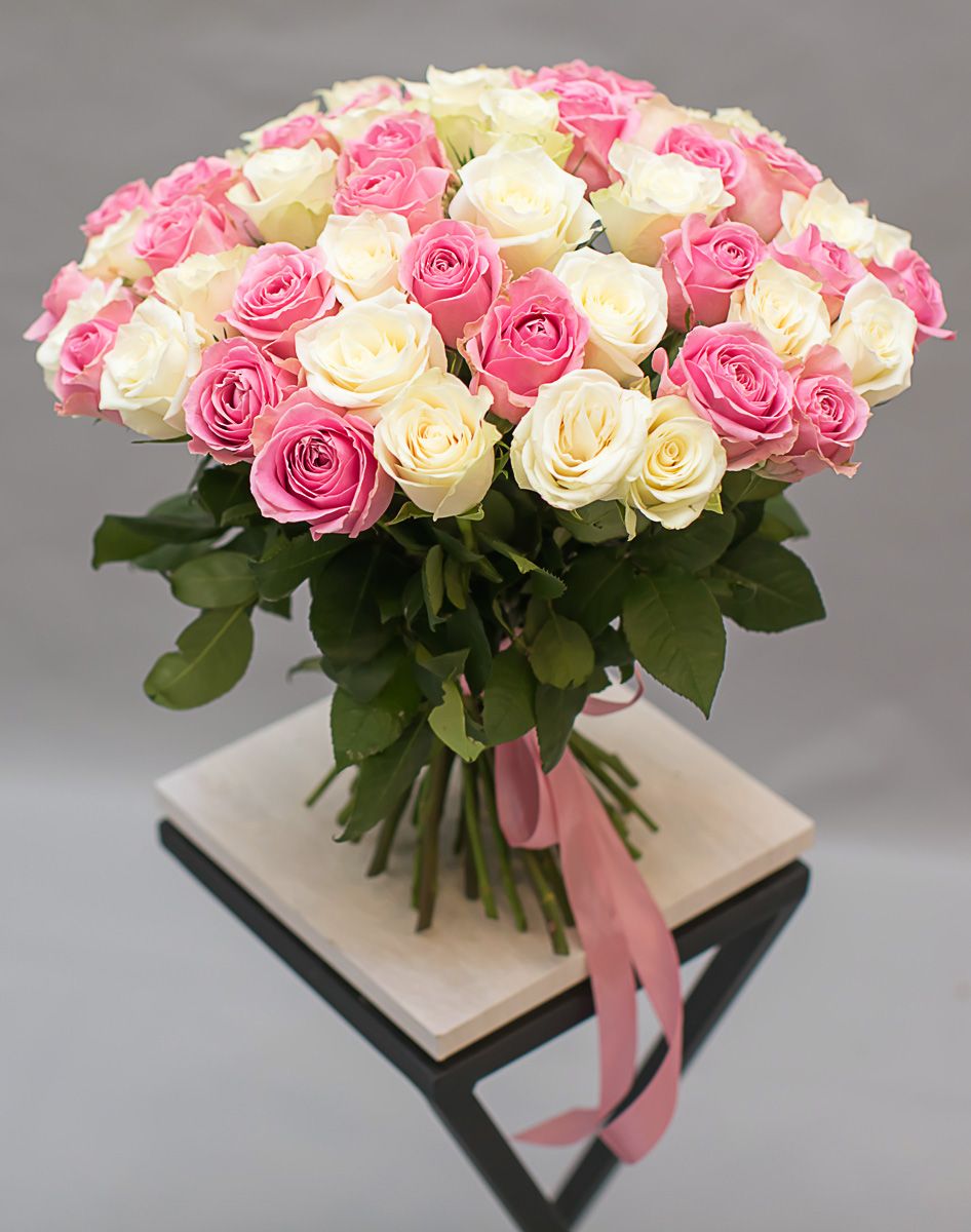 Букет из 51 розы микс (35-40см) от интернет-магазина ЦветТорг