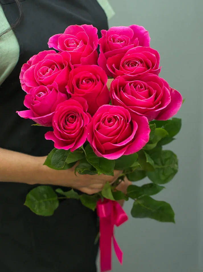 картинка Букет из 9 ярко розовых роз (60-70 см) от магазина ЦВЕТТОРГ