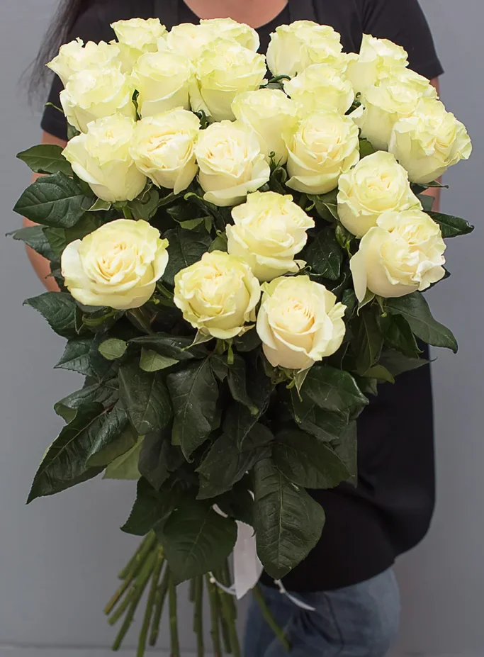 Букет из 25 белых роз (80-90 см) от интернет-магазина ЦветТорг