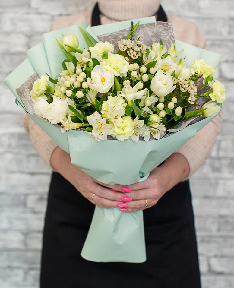 картинка Тюльпаны с хамелациумом от магазина ЦВЕТТОРГ