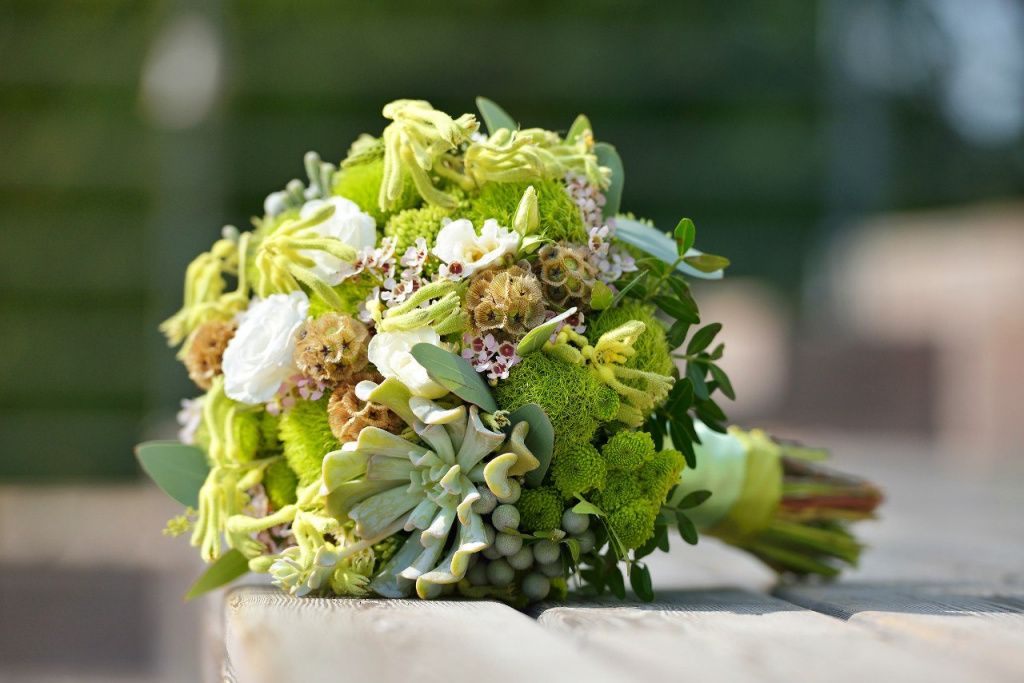 Новая модная тенденция свадебных букетов. Цветы подбираются зелёных оттенков и такого же цвета веточки. 
