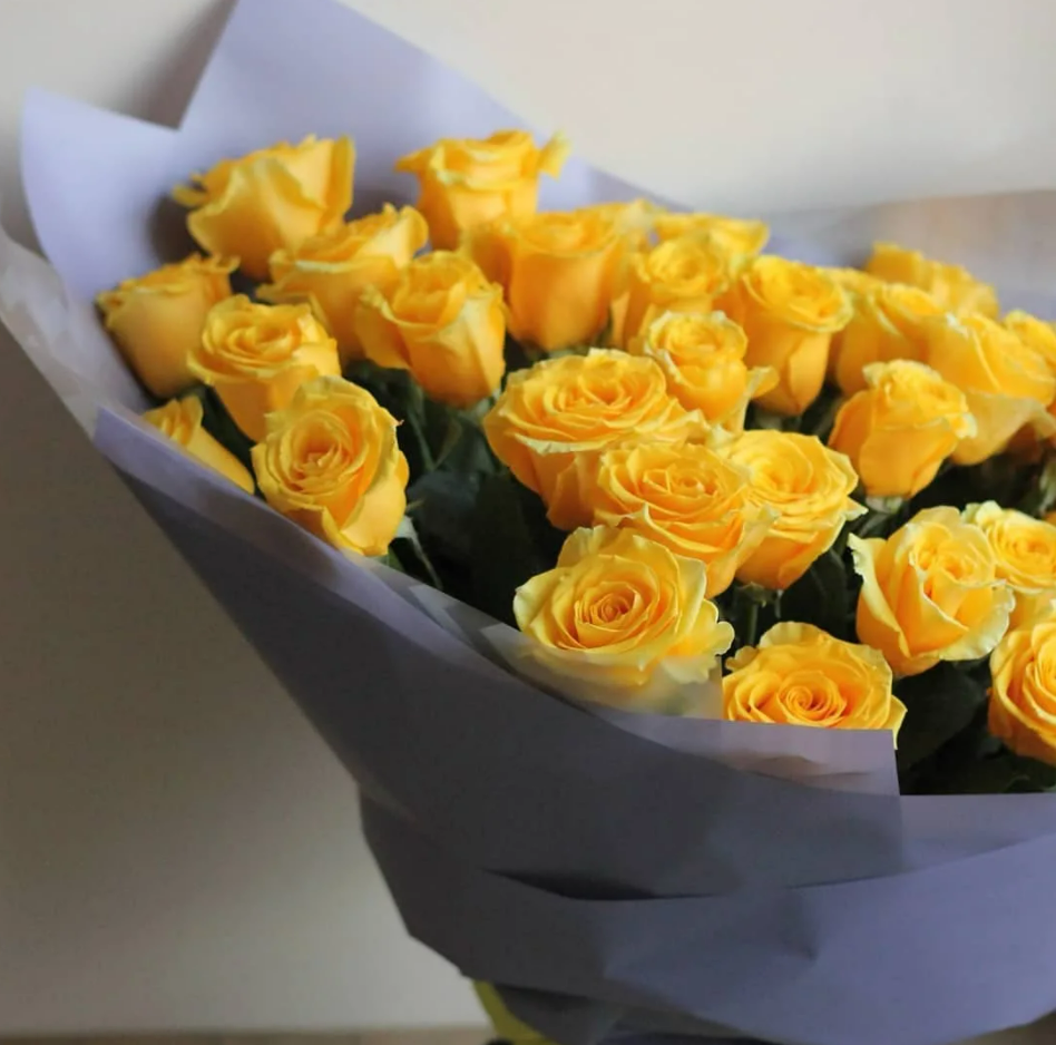 Желтые розы в серой упаковке