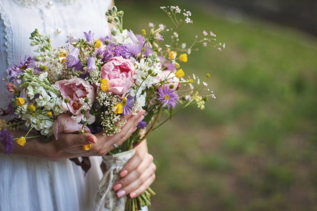 Свадебный букет с полевыми цветами