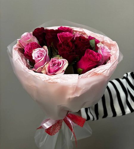 Букет из 15  роз розовый микс в упаковке (Кения, 35-40 см) - купить с доставкой недорого в интернет-магазине Цветторг