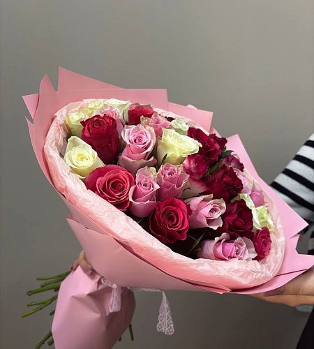 Букет из 35 роз розовый микс в упаковке (Кения, 35-40 см) - купить с доставкой недорого в интернет-магазине Цветторг