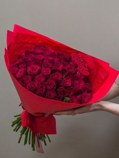 Букет из 51 бордовой розы в упаковке (Кения, 35-40см)
