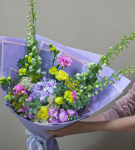 Букет с гортензией, дельфиниумом и маттиолой «Восходящая звезда» - купить с доставкой недорого в интернет-магазине Цветторг