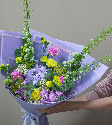 Букет с гортензией, дельфиниумом и маттиолой «Восходящая звезда» - купить с доставкой недорого в интернет-магазине Цветторг