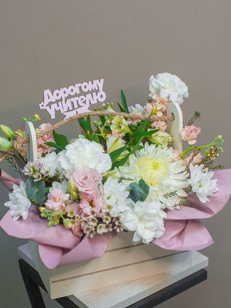 Цветы в деревянной коробке «Любимому учителю»
