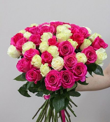 Букет из 51 розы (белые и ярко-розовые, Эквадор, 80-90 см) - купить с доставкой недорого в интернет-магазине Цветторг
