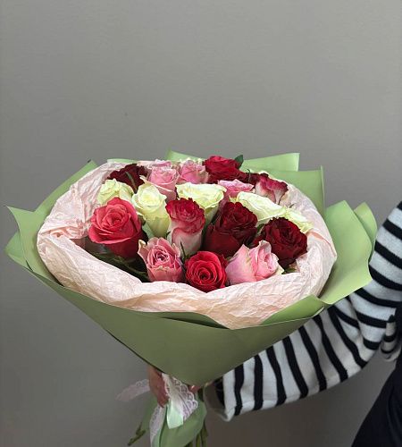 Букет из 25 роз розовый микс в упаковке с тишью (Кения, 35-40 см) - купить с доставкой недорого в интернет-магазине Цветторг