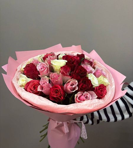 Букет из 35 роз розовый микс в упаковке (Кения, 35-40 см) - купить с доставкой недорого в интернет-магазине Цветторг