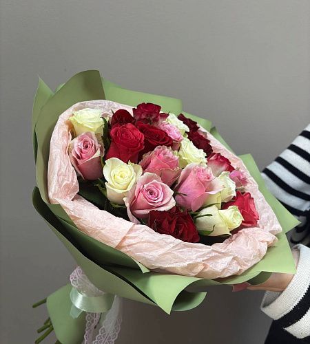 Букет из 25 роз розовый микс в упаковке с тишью (Кения, 35-40 см) - купить с доставкой недорого в интернет-магазине Цветторг