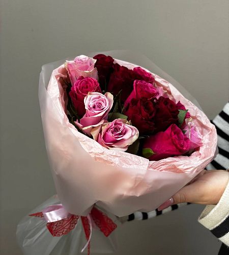 Букет из 15  роз розовый микс в упаковке (Кения, 35-40 см) - купить с доставкой недорого в интернет-магазине Цветторг